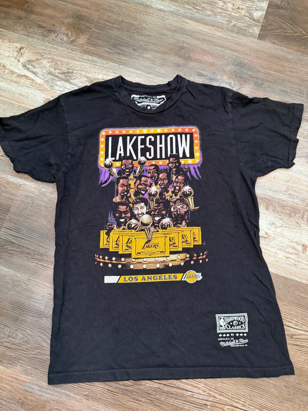 Mitchell & Ness Los Angeles Lakers Retro Basketball LAKESHOW T-Shirt SIZE M EUC